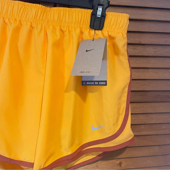 Nike Women’s Dri-Fit Lined Orange Tempo Athletic Shorts Sz M NWT - Picture 2 of 7